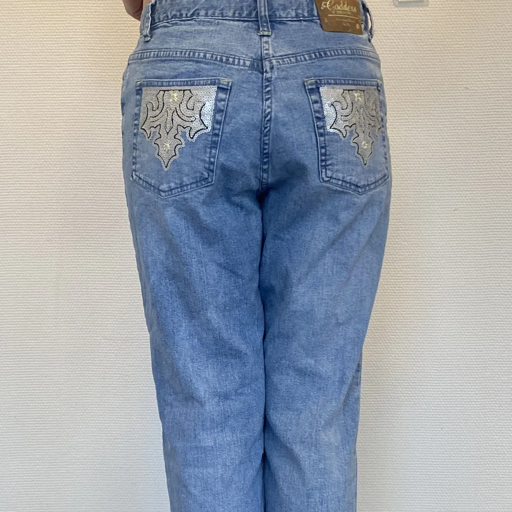 Snygga och unika Baggy jeans med paljett detaljer på fickorna. De är mid Waist men man kan göra de lågmidjade om man vill ha en Baggy fit.  Midja: 83 cm Längd: 105 cm Innerbenslängd: 76 cm För mer bilder kontakta oss☺️. Jeans & Byxor.