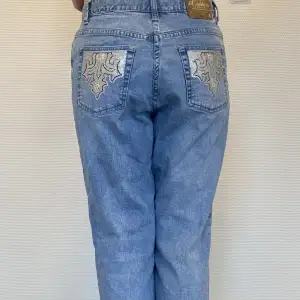 Snygga och unika Baggy jeans med paljett detaljer på fickorna. De är mid Waist men man kan göra de lågmidjade om man vill ha en Baggy fit.  Midja: 83 cm Längd: 105 cm Innerbenslängd: 76 cm För mer bilder kontakta oss☺️