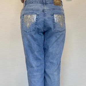 Baggy Paljett jeans  - Snygga och unika Baggy jeans med paljett detaljer på fickorna. De är mid Waist men man kan göra de lågmidjade om man vill ha en Baggy fit.  Midja: 83 cm Längd: 105 cm Innerbenslängd: 76 cm För mer bilder kontakta oss☺️