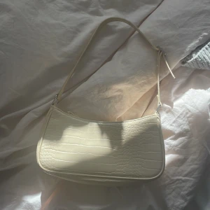 Beige väska! - Säljer min beiga väska, knappt använd!  Köpare står för frakt! 