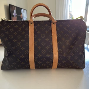 Louis Vuitton Keepall 45 - Säljer min fina weekendbag (24h). Köptes på en fransk vintage sida våren 2022 och är superbra skick, kommer som den är. Kvitto på mail kan bifogas. Den är är checkad och äkta via sidan. Fler bilder kan levereras i chatten. 