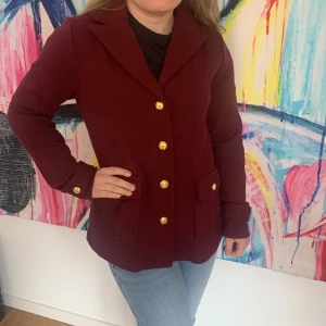 Kort kappa  vårjacka  stl M **NY** - En vinröd super fin kort kappa el skapparkavaj från Lindex , aldrig använd. NY! Lite Busnel liknande. Stl M