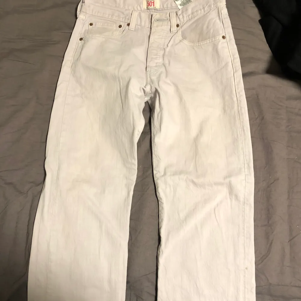 Ett par vita Levis jeans, tyvärr en liten röd fläck på benet där bak som jag inte får bort. . Jeans & Byxor.
