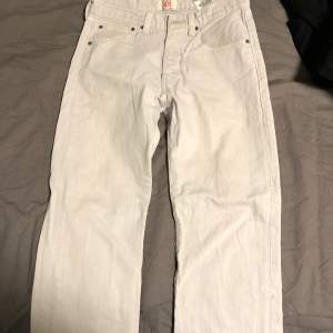 Ett par vita Levis jeans, tyvärr en liten röd fläck på benet där bak som jag inte får bort. 