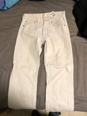 Ett par vita Levis jeans, tyvärr en liten röd fläck på benet där bak som jag inte får bort. 