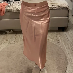 Rosakjol - Säljer denna jätte fina rosa kjolen🥰 Den är helt ny och endast testad. Storlek Xs🥰 Köparen står för frakten🥰