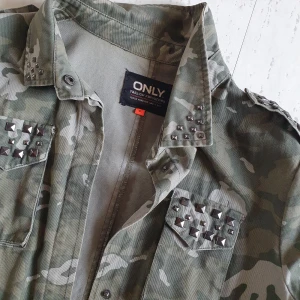 militärjacka - köpt på secondhand, säljer då jag inte använder den