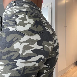 Tajts/byxor i kamouflage  - Kamouflage mönstrade tajts/byxor  Rynkad