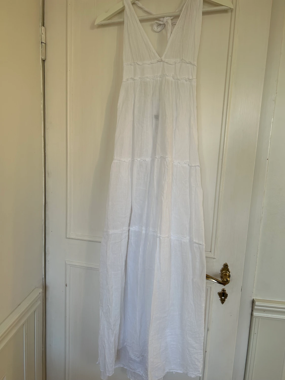 Vit maxiklänning med öppen rygg 