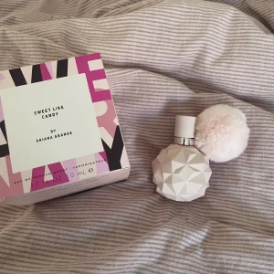 Ariana Grande Sweer like candy  - Säljer min Sweet like candy parfym av Ariana grande för att jag har dubbel , Den är aldrig använd ! 50 ml säljer den för 200kr+frakt