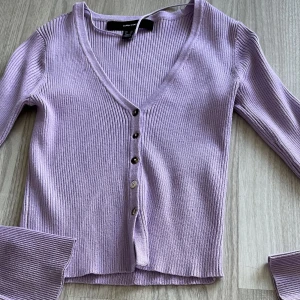 Stickad kofta 💜 - Säljer denna stickade lila koftan ifrån Vera Moda! Storlek xs, ordinarie pris 399kr, ny pris 50kr💜