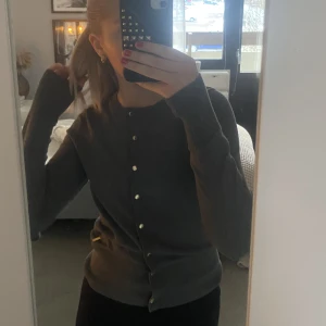 Kofta  - Fin kofta ifrån Lindex, säljer både beige och grå, dom är i super bra skick men används inte längre av mig🥰