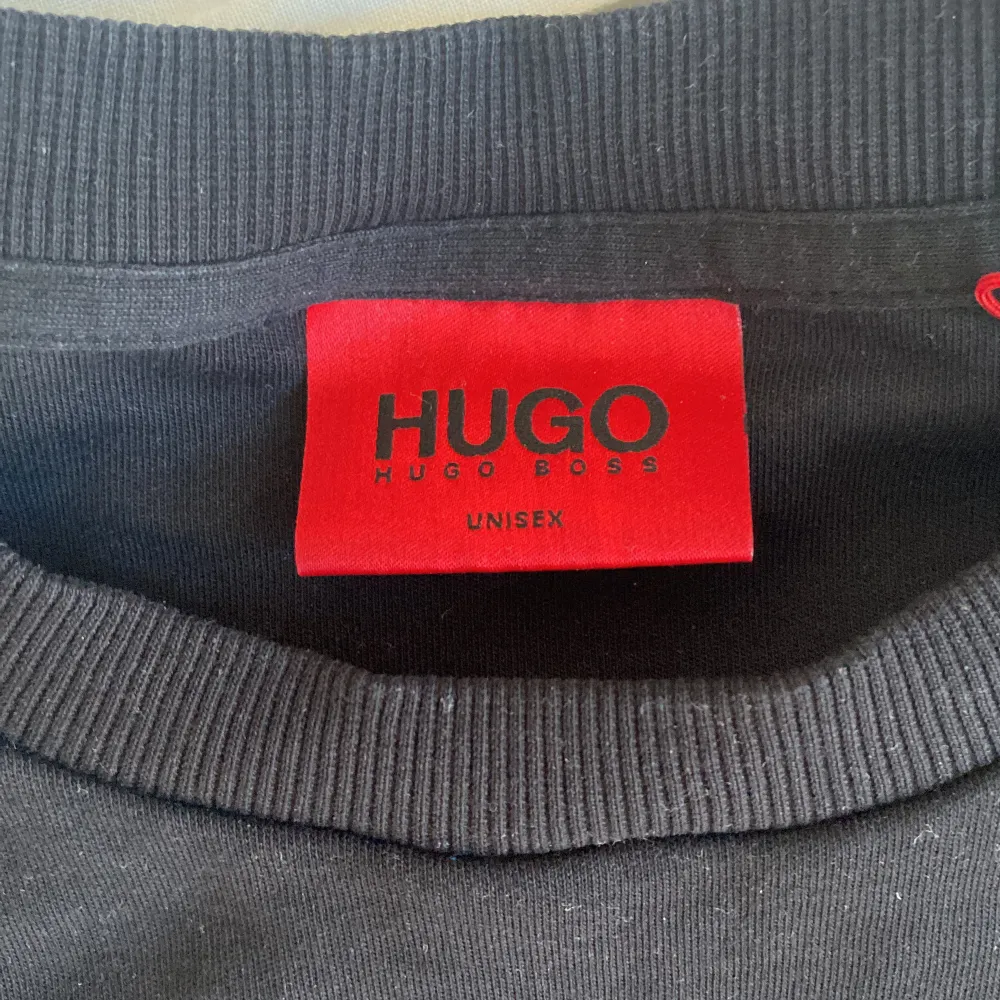 Hugo Sweatshirt, köpt för 3-4 månader sedan, använd 1 gång, köpt för 999kr, strl S, färg: svart röd silver, Unisex. Neuletakit & Villapaidat.