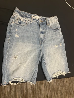 Jeans shorts - Säljer mina jeans shorts med hål skriv för fler bilder❤️