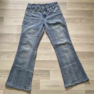 Bootcut jeans  - Midjemått: 37cmx2 Innebenslängden: 70cm