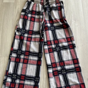 Mjukisbyxor - Säljer dessa snygga mjukis byxor från Nelly trend i storlek xxs, dem är ganska långa (är 1,57) skriv för mer bilder💋