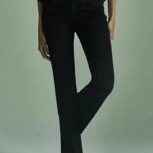 Zara jeans - Säljer mina populära svarta contour lågmidjade zara jeans, storlek 38 , aldrig använda pga för stora så prislappen är kvar Köparen står alltid för frakten