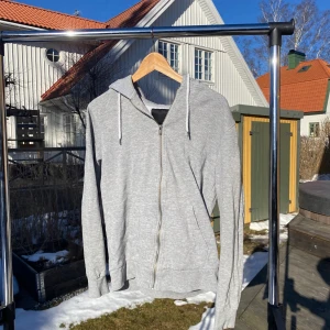 Grå zip tröja - Grå zip tröja från Lager 157. Storlek S. Säljer då den är för liten:)