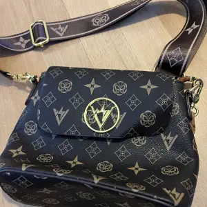 Säljer denna nya väska som aldrig är använd. Liknar lite louis Vuitton. 100kr🥰 Köparen står för frakten🥰