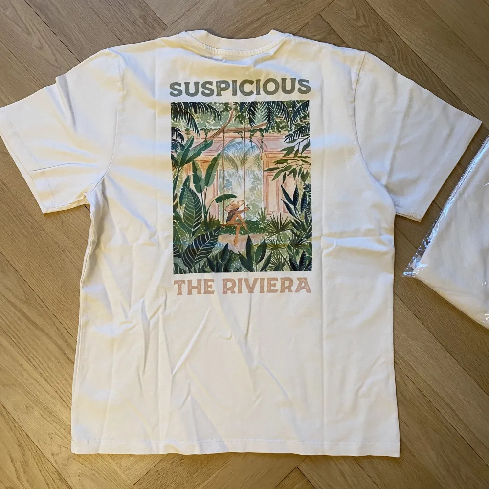 Säljer en oanvänd Suspicious Antwerp T-shirt från The Reviera kollektionen. Tröjan är Limited Edition och kan inte köpas online. Storlek: Medium. T-shirts.
