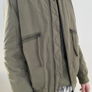 Bomberjacka Filippa K - Helt oanvänd bomberjacka Filippa K strl 50 (M).