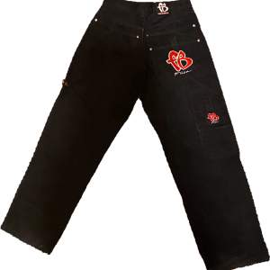 as coola baggy fubu jeans med extra fickor! så fina jeans i bra skick men måste sälja för de tyvärr inte kommer till användning:( skriv för mått💋