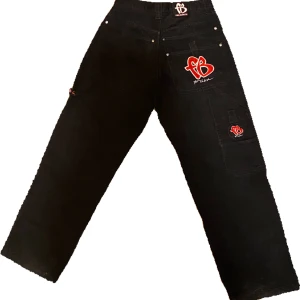 as coola fubu jeans! - as coola baggy fubu jeans med extra fickor! så fina jeans i bra skick men måste sälja för de tyvärr inte kommer till användning:( skriv för mått💋