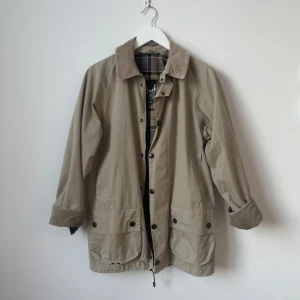 Barbour jacka  - Jättefin klassisk beige Barbour-jacka, stl XS. Jackan är rymlig i modellen. Fint begagnat skick.