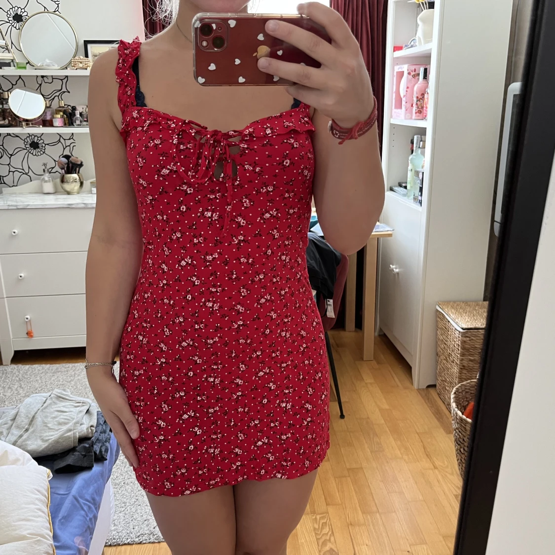 Rödblommig klänning 