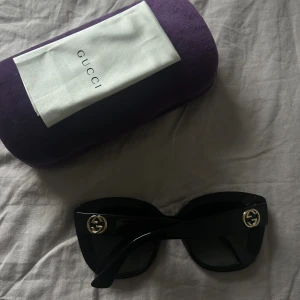Gucci solglasögon - Säljer nu mina snygga gucci glasögon i nyskick! ÄKTA, alla tillbehör medföljer. Priset kan diskuteras vid snabb affär.