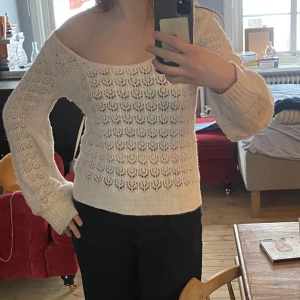 Somrig stickad tröja  - Från Asos. Krämvit färg och storlek 36.  Passar perfekt för sommarkvällar! 125+frakt 