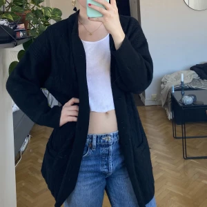Svart stickad cardigan - Svart stickad cardigan, varm och skön, bra skick