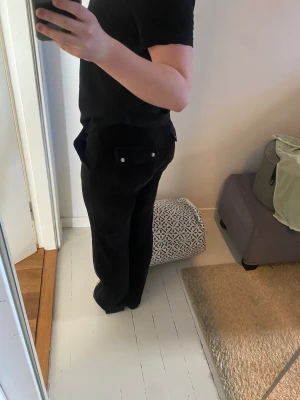 Juciy - Säljer snygga Juciy couture mjukis byxor pga inte används. Storlek xs och i färgen svart. Pris kan diskuteras. Köpta början av februari 2023. Jag säljer minst för 700kr 
