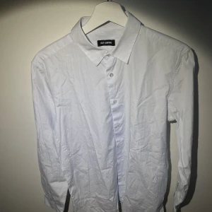 Raf Simons Ljusblå Skjorta  - Hej, säljer en sjukt snygg och unik skjorta från Raf Simons. Liknande modell kostar över 7000kr på Labels. Storlek 48 vilket motsvarar Large. Utmärkt skick och sparsamt använd. Priset är inte hugget i sten. Hör av dig vid intresse.