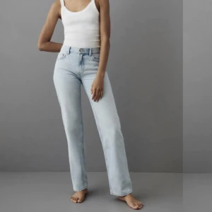 Lågmidjade jeans från Gina - Lånade bilder!!! Lågmidjade jeans från Gina i den ljusblåa färgen. Köpta på Plick! Strl 32 men passar 34 också