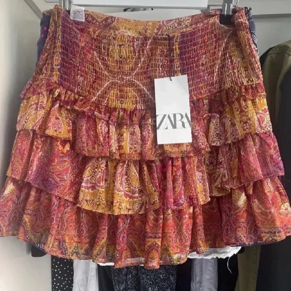 Säljer denna slutsålda kjol från zara. Storlek M men skulle absolut säga att den passar mindre storlekar. Nyskick! Säljer då den inte kommer  till användning. Ej mina bilder, hör av er för privata bilder💞💞Köp direkt för 500 kr. Kjolar.