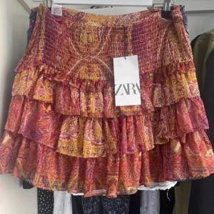 Säljer denna slutsålda kjol från zara. Storlek M men skulle absolut säga att den passar mindre storlekar. Nyskick! Säljer då den inte kommer  till användning. Ej mina bilder, hör av er för privata bilder💞💞Köp direkt för 500 kr