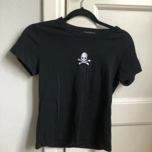 Topp med tryck  - Topp med dödskalletryck vid bröstet. Använd sparsamt. Frakt 40kr😽