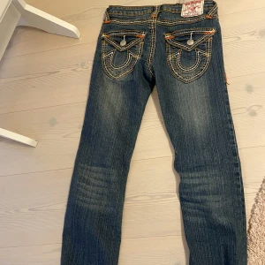 Low waisted jeans  - Skit coola byxor som tyvärr inte längre passar. Låg midjade med fina detaljer. Har tyvärr inga bättre bilder eftersom att de är för små för mig. 