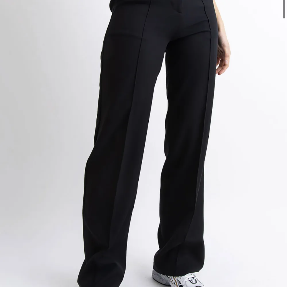 Säljer dessa kostymbyxor från madlady i storlek 32 L30 💞. Jeans & Byxor.