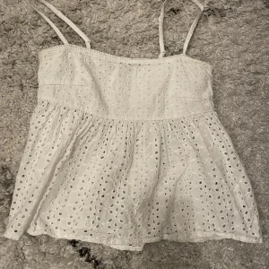 luftig sommarlinne - Jättefin sommarlinne med fina detaljer. Kommer inte till användning då att de inte är min stil längre. 