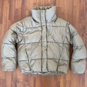 Dunjacka - Säljer den populära dunjackan från Hm i strl xs. Den är dock oversized och passar S-liten M. Köpare står för frakt💗