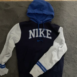 Nike Hoodie - Köpt för 800kr och endast använd fåtal gånger. Ina fläckar, hål eller defekter. Ser ut som ny. Storlek XS men sitter perfekt på mig som bär S/M då den är oversized 