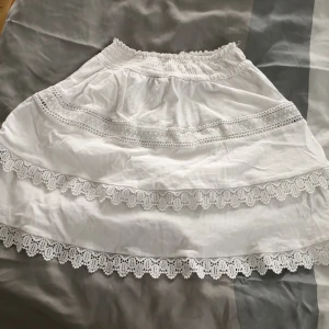 Fin volang kjol - Jätte fin volang kjol! Sparsamt använd och är i fint skick!