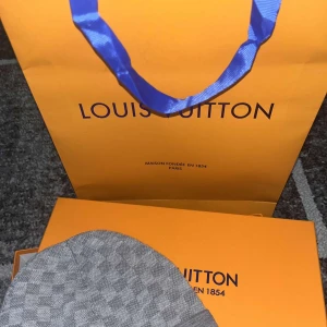 Louis vuitton mössa  - säljer en äkta louis vuitton mössa grå, aldrig använd, fin mössa passar allt, priset kan diskuteras.  !Kom privat innan ni köper! Inga byten!