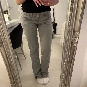 Lbt jeans grå -  Långa på mig därav lite slitningar nere vid fötterna men inget som är märkbart när dom sitter på💓skriv för bild  Sålda!!⚠️⚠️⚠️⚠️