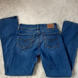 As snygga blå jeans från Levis💗💗💗passar mig i längden som är 161