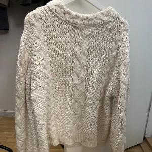 Stickad tröja  - Superfin och varm stickad tröja från Nakd. Helt oanvänd.  