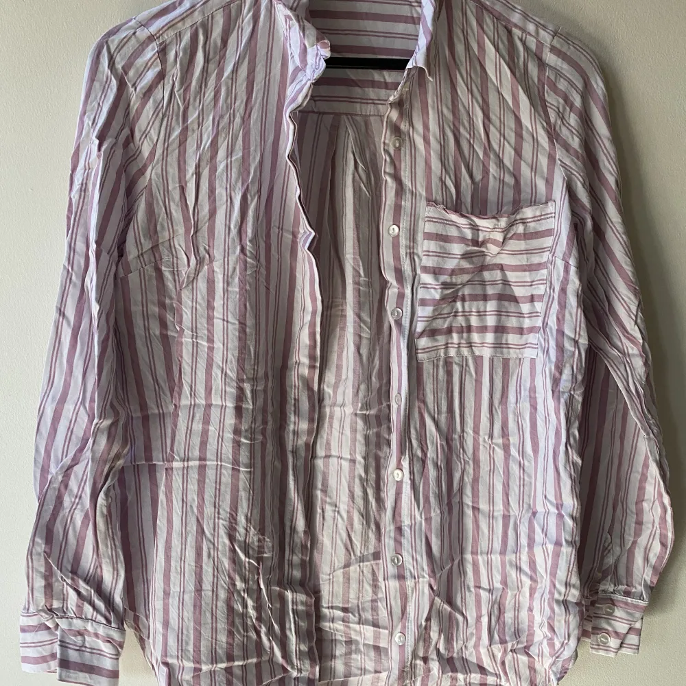 Lite oversized rosa/lila vit skjorta från Cubus i storlek 34. ✨🤍. Blusar.