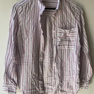 Lite oversized rosa/lila vit skjorta från Cubus i storlek 34. ✨🤍